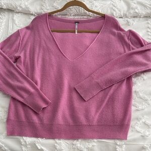 Free People Pink V-Neck Cashmere Women's Sweater. Oversized fit